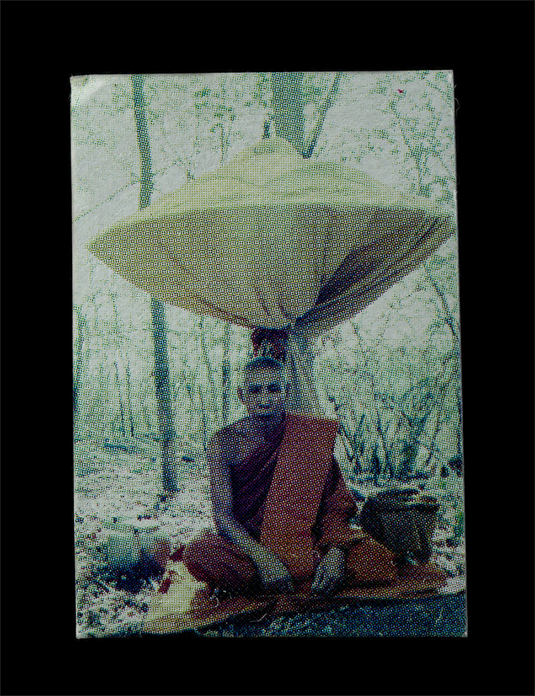 9Sep25 (219)p.jpg - รูปออกธุดงค์ ปักกลด หลวงพ่อโทน กันตสีโล ปี2549 ที่ระลักในงานเททองหล่อพระประธาน พระอุโบสถ วัดเขาน้อยคีรีวัน ต.คลองกิ่ว อ.บ้านบึง จ.ชลบุรี หลวงปู่โทน กั [..] | https://kamulet.in.th